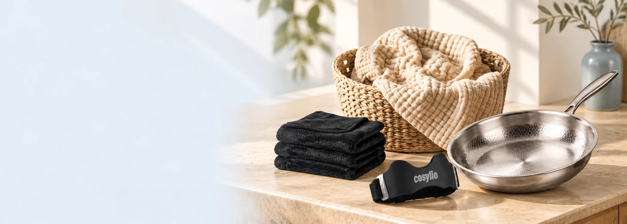 Les essentiels Cosylio : couverture en mousseline, chiffons en microfibre, poêle en titane et sangle rotulienne.